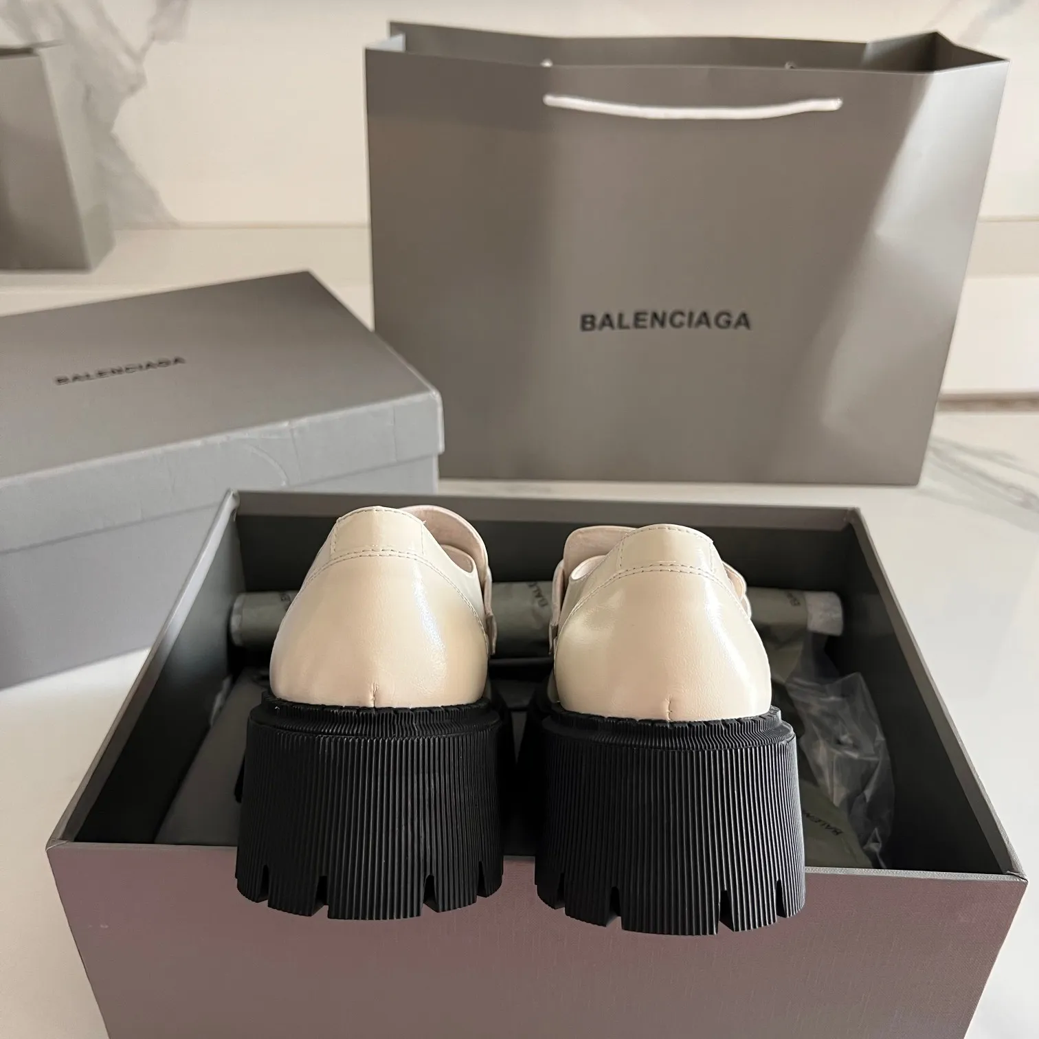 👟👟Ex-factory price 600👟👟 BALENCIAGA# Balenciaga's new big-toe derby shoes TRACTOR big-toe derby shoes loafers👞 Original medium-gloss open-edge beaded cowhide. Restrained and stylish. Matched with the brand logo on the shoe cover. The rhythm of closing your eyes. The lining and feet are made of black silk cowhide. The texture is soft and delicate. The gear-shaped rubber outsole is 5cm higher. Size: 35-40 (customization of 40 pieces is not returnable)